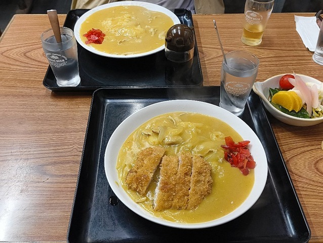 世界一美味しい真っ黄色な蕎麦屋のカツカレー（ご飯半分）とライスカレー