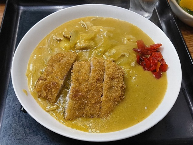 カツカレー（ご飯半分）とライスカレー
