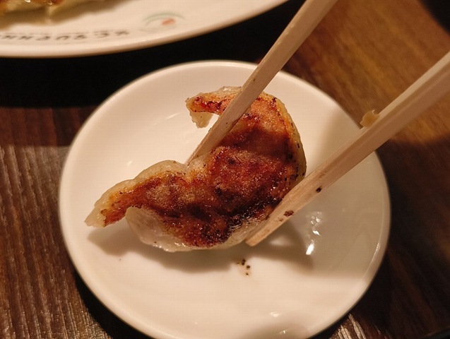 餃子を食べる