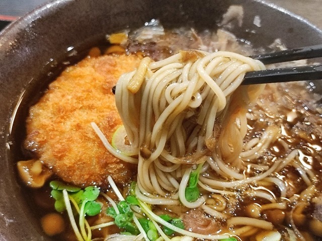 蕎麦を手繰る