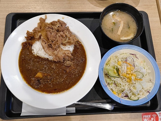 創業ビーフカレギュウ（ライス小盛）と生野菜とみそ汁