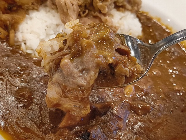 カレーと牛めしのあたまとご飯を一緒に食べる