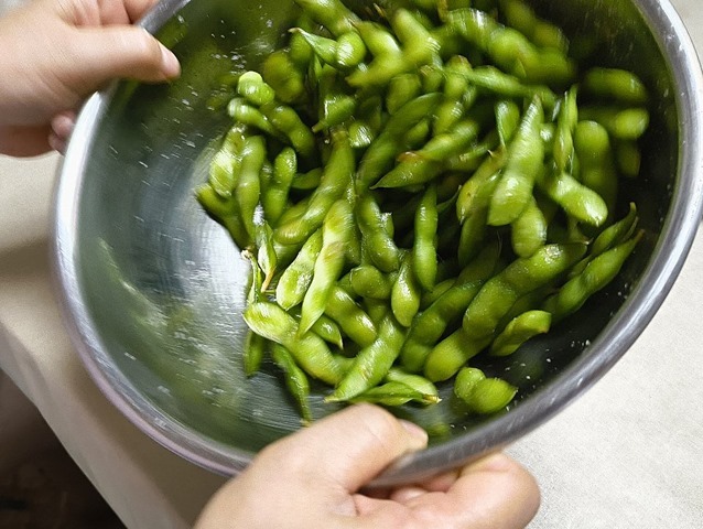 茹で上げたら塩を振って掻き混ぜる