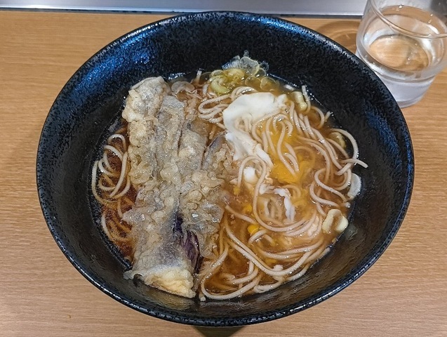 生たまごをナス天のない片側に広げれば