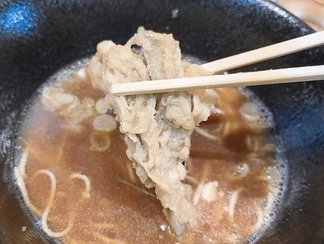 ナス天を食べる