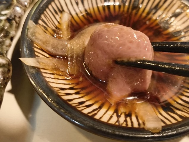 レバ刺しを食べる