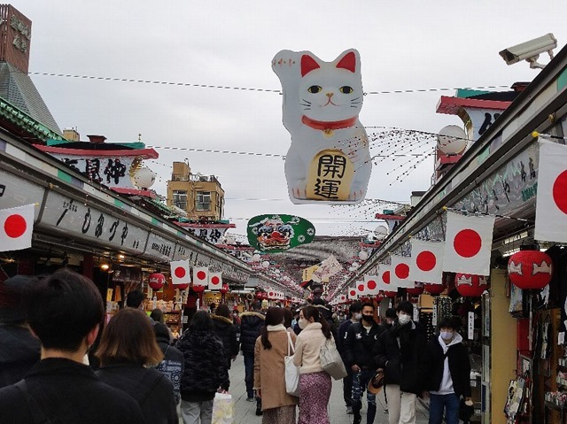 仲見世の正月飾り（浅草寺に向かって）