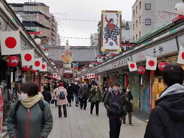 仲見世の正月飾り（雷門に向かって）