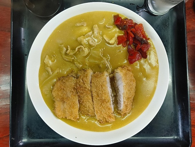 『東嶋屋』の「カツカレー」（ご飯半分）でランチ。真っ黄色な「カツカレー」と「おしんこ盛り合わせ」と「ビール」で一杯やったのだが、いつ食べても「東嶋屋」の「カツカレー」は次元が違ううまさなのだ。やっぱり『東嶋屋』は最高なのだよ（笑）。（東嶋屋：竜泉一丁目）