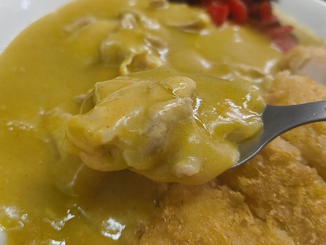カレーを食べる