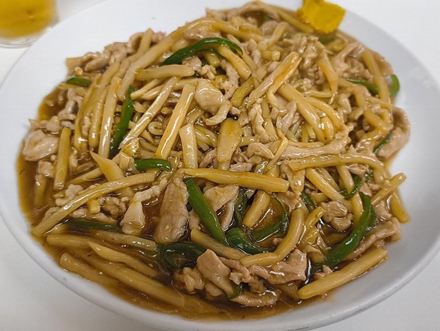 「兆楽」の「ルース焼きそばセット」でランチ。家人はアイスクリームの2.5コが効いているようで、今日はあたしのあまりを食べると云う。 それじゃあまりにも不憫なので「ルース焼きそばセット」にし「チャーハン」を半分もらい家人にあげたのだが、 当然のように、「餃子」とビールを頼んだのだ。うまかったのだよ（笑）。（兆楽 道玄坂店：渋谷区道玄坂2丁目）