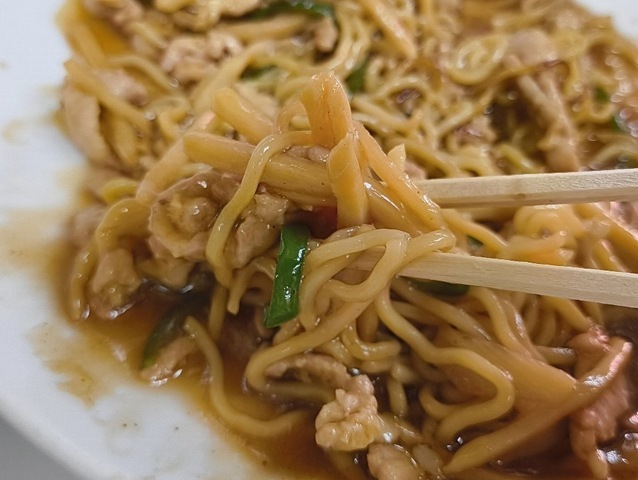 ルース焼きそばを食べる