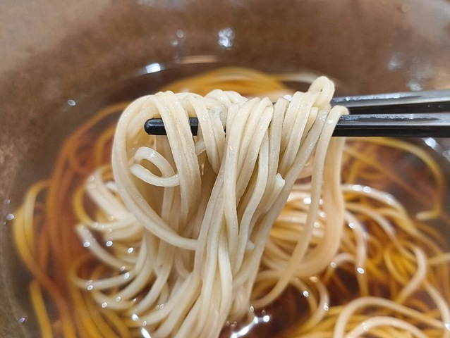 まずは蕎麦を手繰る まずは蕎麦を手繰る