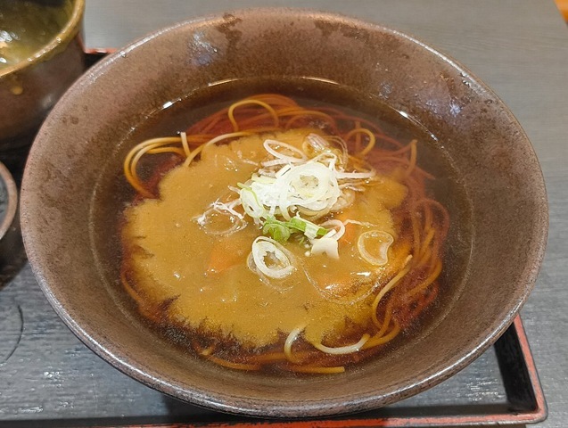 残りのかけそばの上からカレールーをかけてネギをちらしてやる 残りのかけそばの上からカレールーをかけてネギをちらしてやる