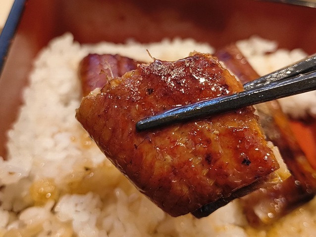 箸で食べる