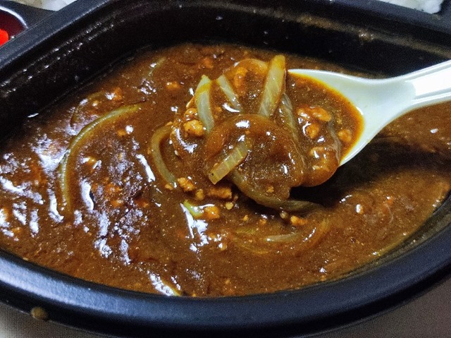 カレーを食べる