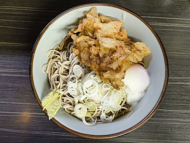 冷しかき揚げそばに温泉たまごを落としてみる