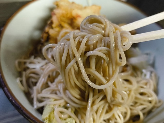 蕎麦を手繰る