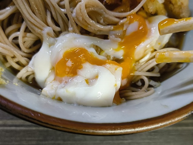 温泉たまごを蕎麦に馴染ませる