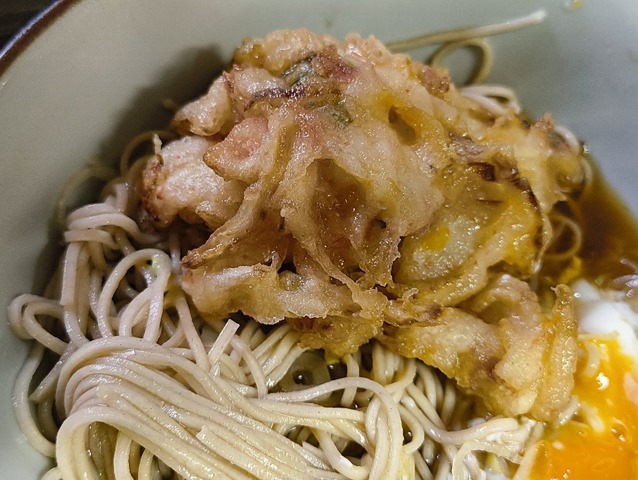 かき揚げに十分に汁を染み込ませる