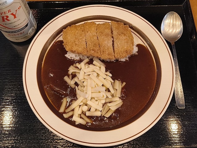 カツカレー（チーズトッピング、ライス半分）
