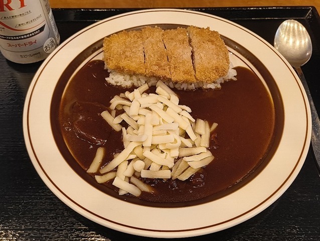カツカレー（チーズトッピング、ライス半分）