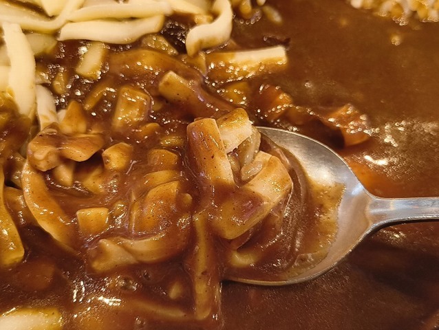 チーズのトッピングを食べる
