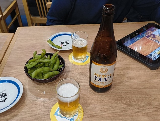 お通し（枝豆）と瓶ビール（マルエフ）