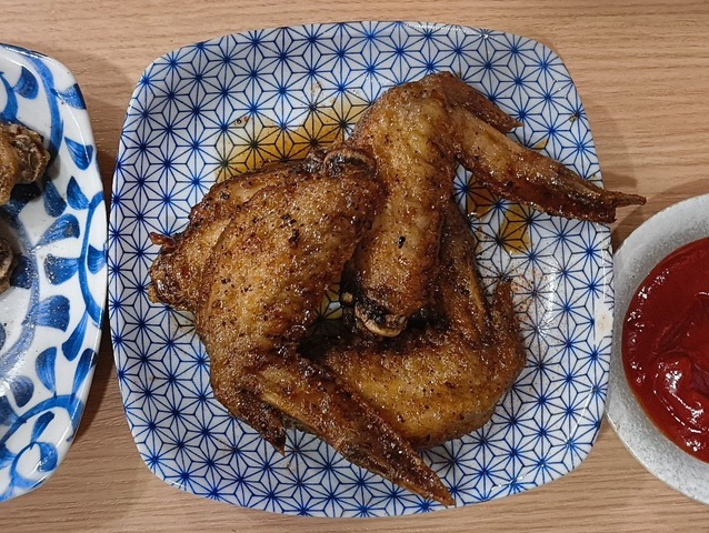 『やきとりの扇屋』で呑んで食べた浅草の夜、ビールと焼き鳥は国境を越えるが、でも、あたしゃ「バリテバ」と「アジフライ」なのだよ。うまかったのだ（笑）。〜隅田川の花見のあとに〜（やきとりの扇屋 浅草店：浅草二丁目）