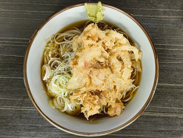 『文殊浅草店』で「冷しかき揚げそば」を手繰ったのだ。「かき揚げ」は固いのだけれど、なかば強引に汁へと沈め、裏返してはまた馴染ませて、汁を吸って柔らかくなった「かき揚げ」を食らい、油を纏った「蕎麦」を一気に手繰る。これだよ、これ。 やっぱり、うまいのだよ（笑）。（文殊浅草店：浅草一丁目：浅草地下街）
