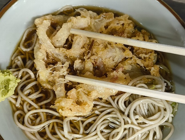 かき揚げに十分に汁を染み込ませる