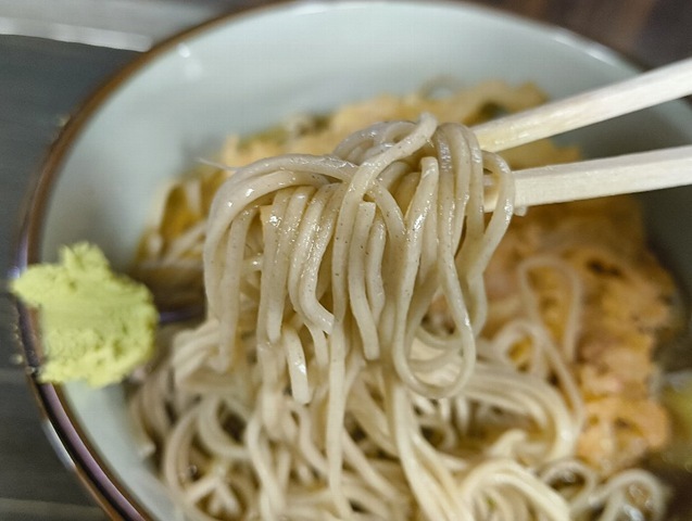 油を纏った蕎麦を手繰る
