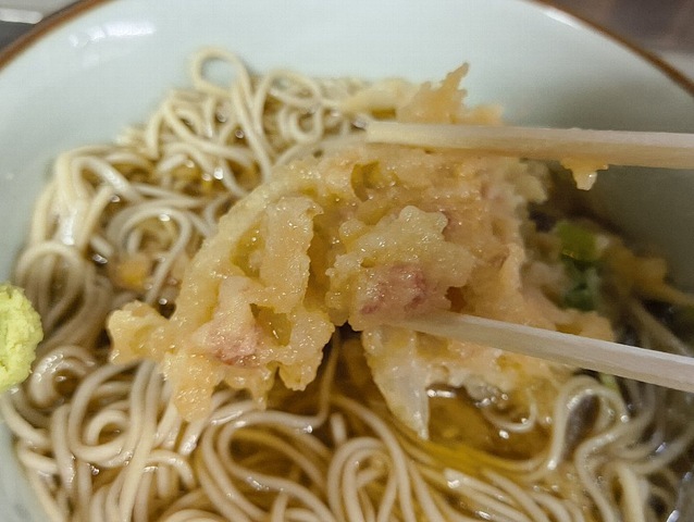漸く汁の染み込んだかき揚げを食べる