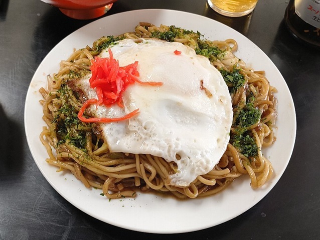 目玉焼きそばに紅生姜を少し