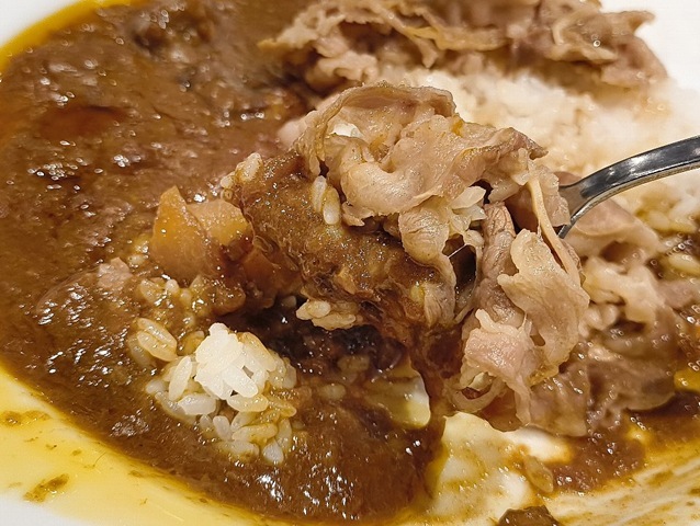 カレーと牛めしのあたまとご飯を一緒に食べる