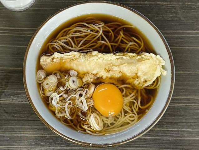 「文殊」で「イカ天そば」＋「生たまご」でランチ。「文殊」の「イカ天」は「ゲソ天」ではなが、今日の「生たまご」は満月の如き輝きなのだ。 その「生たまご」を崩し、「蕎麦」に散らした後の「蕎麦」を手繰れば、当然のようにうまいのだよ（笑）。（文殊 浅草店：浅草一丁目：浅草地下街）