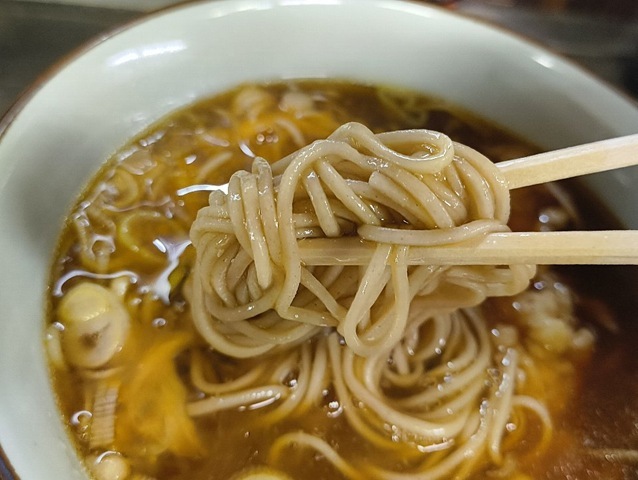 生たまごを崩し蕎麦に散らした後の蕎麦を手繰る
