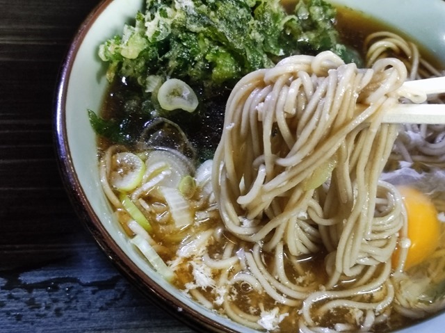 蕎麦を手繰る