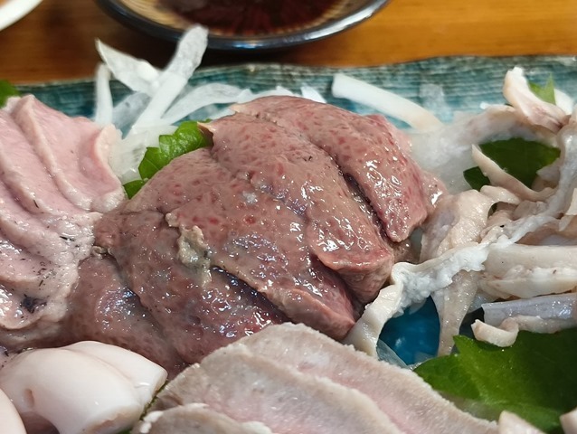 レバー刺しを食べてみてくれ