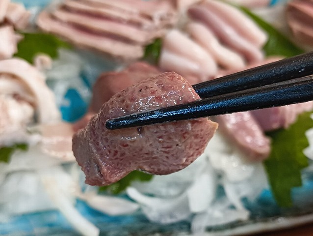 豚レバー刺しを食う