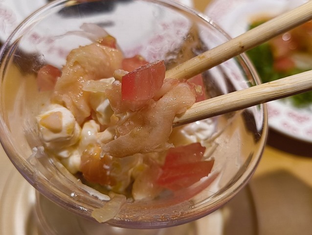 サラダパフェを食べる