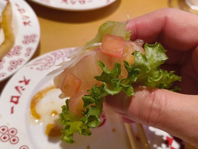 サラダ寿司を食べる
