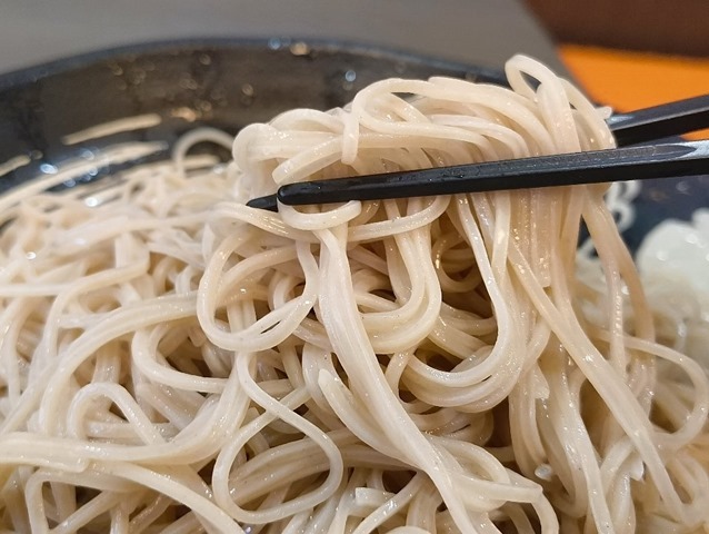 蕎麦を手繰る