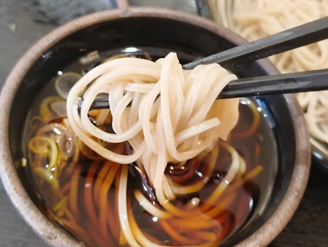 蕎麦を汁につけてすすろう
