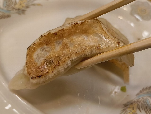 餃子を食べる