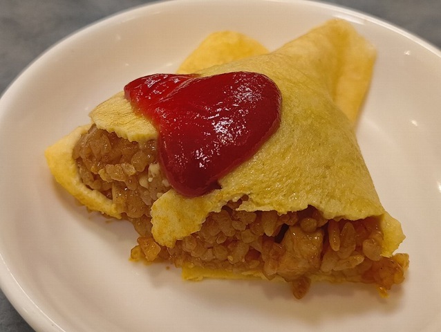 オムライスを食べる