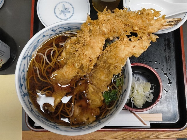 「尾張屋 本店」の「天ぷらそば」は、正に「寿司と洋食と蕎麦は、近所のがいちばんうまい」という（あたしの）「街的」の定義そのものなのであるな。勿論、うまいのだよ（笑）。（尾張屋 本店：浅草一丁目）