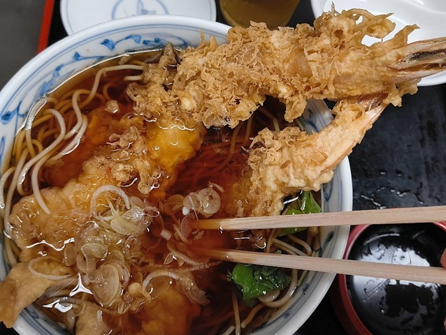 天ぷらを汁に浸す