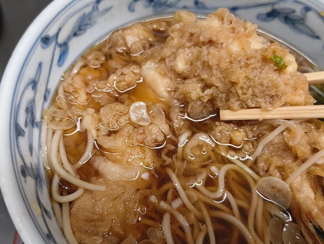 ふにゃふにゃになった天ぷらを食べる