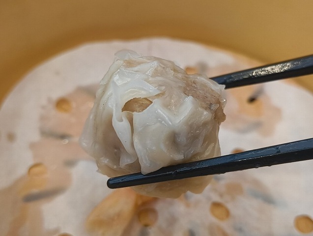 シュウマイを食べる